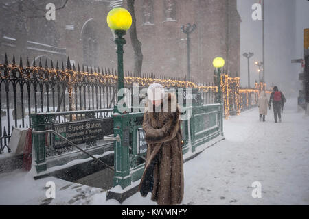 New York, Stati Uniti d'America. 04 gen 2018. I turisti e i lavoratori trudge attraverso la neve in Manhattan inferiore durante la prima brutta tempesta di neve del nuovo anno giovedì 4 gennaio, 2018. Madre Natura è previsto per eseguire il dump di 5 a 8 pollici di neve in città e per peggiorare le cose, è aggiunta gusty winds nel mix. La neve sarà seguita dalla cifra singola temperature che garantisca che i tumuli della roba bianca non sarà mai la fusione. ( © Richard B. Levine) Credito: Richard Levine/Alamy Live News Foto Stock