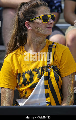 Iowa City, Iowa, USA. Xvi Sep, 2017. Un Iowa Hawkeyes ventola è visto decked out in glitter prima del loro gioco al Kinnick Stadium a Iowa City il Sabato, 16 settembre 2017. Credito: Andy Abeyta, Quad-City volte/Quad-City volte/ZUMA filo/Alamy Live News Foto Stock