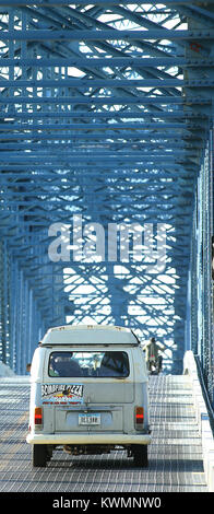 Savana, Iowa, USA. Xxi oct, 2017. Un classico VW Microbus attraversa il vecchio savana/Sabula bridge, Sabato, Ottobre 21, 2017, durante Bridgefest e l'ultimo giro attraverso il ponte vecchio evento. Il ponte vecchio è slated per essere demolita quando il nuovo ponte si apre. Credito: John Schultz/Quad-City volte/ZUMA filo/Alamy Live News Foto Stock