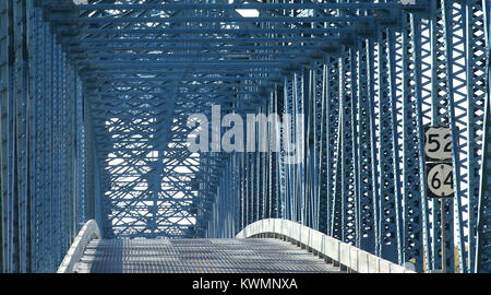 Savana, Iowa, USA. Xxi oct, 2017. Un vuoto che la savana/ Sabula bridge, Sabato, Ottobre 21, 2017, durante Bridgefest e l'ultimo evento di corsa attraverso il fiume Mississippi. Il vecchio ponte sarà demolito quando il nuovo ponte si apre. Credito: John Schultz/Quad-City volte/ZUMA filo/Alamy Live News Foto Stock