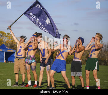 Bettendorf, Iowa, USA. Xx oct, 2016. Pleasant Valley Cross Country fan tifare per la loro squadra prima di iniziare la gara boys durante l'Iowa classe 4uno studente membro-qualifiche cross country si incontrano a Crow Creek Park in Bettendorf giovedì, 20 ottobre 2016. La top 15 finisher in ogni gara farà avanzare lo stato soddisfare. Credito: Andy Abeyta/Quad-City volte/ZUMA filo/Alamy Live News Foto Stock