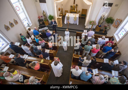 Il bufalo, Iowa, USA. Il 18 giugno, 2017. I parrocchiani riempire i banchi come inizia la messa in San Pietro Chiesa cattolica in Buffalo Domenica, 18 giugno 2017. Festeggia il suo centocinquantesimo anniversario sul 29th, San Pietro è una delle chiese più antiche di Scott County continuano ad occupare la sua costruzione originale. Credito: Andy Abeyta, Quad-City volte/Quad-City volte/ZUMA filo/Alamy Live News Foto Stock