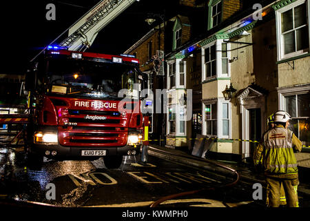 Rochford, Essex, UK 4 Gennaio 2018: Essex County Fire and Rescue Service ha partecipato ad un incendio presso la ex Kings Head Public House, Rochford questa sera. Le pompe da Rochford, Hawkwell, Leigh & Southend frequentato. Circa 18:30 Fu riferito che tutto il primo piano era stata persa! Un' antenna host da Southend è stato distribuito come la diffusione di un incendio nel tetto dell'edificio. La piazza e Back Lane a Rochford sono state chiuse mentre i vigili del fuoco trattati con l'incidente. Credito: Graham Eva/Alamy Live News Foto Stock