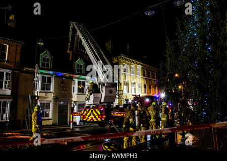 Rochford, Essex, UK 4 Gennaio 2018: Essex County Fire and Rescue Service ha partecipato ad un incendio presso la ex Kings Head Public House, Rochford questa sera. Le pompe da Rochford, Hawkwell, Leigh & Southend frequentato. Circa 18:30 Fu riferito che tutto il primo piano era stata persa! Un' antenna host da Southend è stato distribuito come la diffusione di un incendio nel tetto dell'edificio. La piazza e Back Lane a Rochford sono state chiuse mentre i vigili del fuoco trattati con l'incidente. Credito: Graham Eva/Alamy Live News Foto Stock