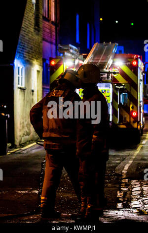 Rochford, Essex, UK 4 Gennaio 2018: Essex County Fire and Rescue Service ha partecipato ad un incendio presso la ex Kings Head Public House, Rochford questa sera. Le pompe da Rochford, Hawkwell, Leigh & Southend frequentato. Circa 18:30 Fu riferito che tutto il primo piano era stata persa! Un' antenna host da Southend è stato distribuito come la diffusione di un incendio nel tetto dell'edificio. La piazza e Back Lane a Rochford sono state chiuse mentre i vigili del fuoco trattati con l'incidente. Credito: Graham Eva/Alamy Live News Foto Stock