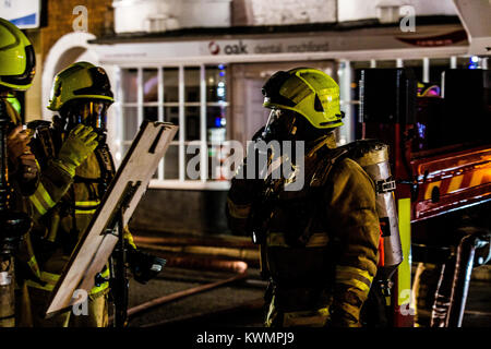 Rochford, Essex, UK 4 Gennaio 2018: Essex County Fire and Rescue Service ha partecipato ad un incendio presso la ex Kings Head Public House, Rochford questa sera. Le pompe da Rochford, Hawkwell, Leigh & Southend frequentato. Circa 18:30 Fu riferito che tutto il primo piano era stata persa! Un' antenna host da Southend è stato distribuito come la diffusione di un incendio nel tetto dell'edificio. La piazza e Back Lane a Rochford sono state chiuse mentre i vigili del fuoco trattati con l'incidente. Credito: Graham Eva/Alamy Live News Foto Stock