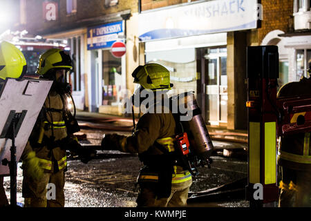 Rochford, Essex, UK 4 Gennaio 2018: Essex County Fire and Rescue Service ha partecipato ad un incendio presso la ex Kings Head Public House, Rochford questa sera. Le pompe da Rochford, Hawkwell, Leigh & Southend frequentato. Circa 18:30 Fu riferito che tutto il primo piano era stata persa! Un' antenna host da Southend è stato distribuito come la diffusione di un incendio nel tetto dell'edificio. La piazza e Back Lane a Rochford sono state chiuse mentre i vigili del fuoco trattati con l'incidente. Credito: Graham Eva/Alamy Live News Foto Stock