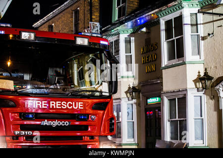 Rochford, Essex, UK 4 Gennaio 2018: Essex County Fire and Rescue Service ha partecipato ad un incendio presso la ex Kings Head Public House, Rochford questa sera. Le pompe da Rochford, Hawkwell, Leigh & Southend frequentato. Circa 18:30 Fu riferito che tutto il primo piano era stata persa! Un' antenna host da Southend è stato distribuito come la diffusione di un incendio nel tetto dell'edificio. La piazza e Back Lane a Rochford sono state chiuse mentre i vigili del fuoco trattati con l'incidente. Credito: Graham Eva/Alamy Live News Foto Stock