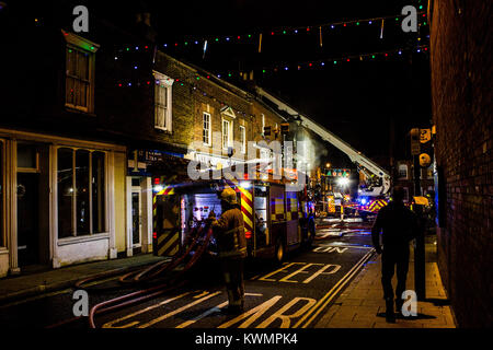 Rochford, Essex, UK 4 Gennaio 2018: Essex County Fire and Rescue Service ha partecipato ad un incendio presso la ex Kings Head Public House, Rochford questa sera. Le pompe da Rochford, Hawkwell, Leigh & Southend frequentato. Circa 18:30 Fu riferito che tutto il primo piano era stata persa! Un' antenna host da Southend è stato distribuito come la diffusione di un incendio nel tetto dell'edificio. La piazza e Back Lane a Rochford sono state chiuse mentre i vigili del fuoco trattati con l'incidente. Credito: Graham Eva/Alamy Live News Foto Stock