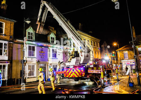 Rochford, Essex, UK 4 Gennaio 2018: Essex County Fire and Rescue Service ha partecipato ad un incendio presso la ex Kings Head Public House, Rochford questa sera. Le pompe da Rochford, Hawkwell, Leigh & Southend frequentato. Circa 18:30 Fu riferito che tutto il primo piano era stata persa! Un' antenna host da Southend è stato distribuito come la diffusione di un incendio nel tetto dell'edificio. La piazza e Back Lane a Rochford sono state chiuse mentre i vigili del fuoco trattati con l'incidente. Credito: Graham Eva/Alamy Live News Foto Stock