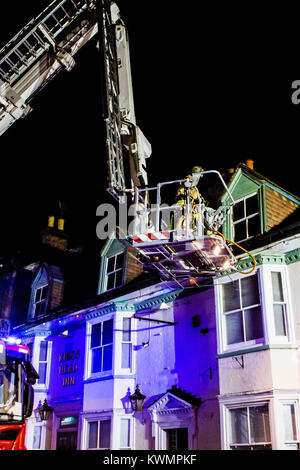 Rochford, Essex, UK 4 Gennaio 2018: Essex County Fire and Rescue Service ha partecipato ad un incendio presso la ex Kings Head Public House, Rochford questa sera. Le pompe da Rochford, Hawkwell, Leigh & Southend frequentato. Circa 18:30 Fu riferito che tutto il primo piano era stata persa! Un' antenna host da Southend è stato distribuito come la diffusione di un incendio nel tetto dell'edificio. La piazza e Back Lane a Rochford sono state chiuse mentre i vigili del fuoco trattati con l'incidente. Credito: Graham Eva/Alamy Live News Foto Stock