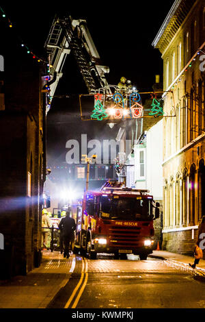 Rochford, Essex, UK 4 Gennaio 2018: Essex County Fire and Rescue Service ha partecipato ad un incendio presso la ex Kings Head Public House, Rochford questa sera. Le pompe da Rochford, Hawkwell, Leigh & Southend frequentato. Circa 18:30 Fu riferito che tutto il primo piano era stata persa! Un' antenna host da Southend è stato distribuito come la diffusione di un incendio nel tetto dell'edificio. La piazza e Back Lane a Rochford sono state chiuse mentre i vigili del fuoco trattati con l'incidente. Credito: Graham Eva/Alamy Live News Foto Stock