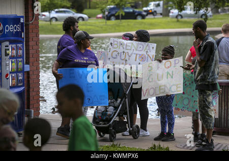 Davenport, Iowa, USA. Il 25 giugno, 2017. I partecipanti tenere segni in onore della famiglia e gli amici che sono stati vittime di violenza pistola prima dell inizio del marzo a Vander vira parco botanico in Davenport, domenica 25 giugno, 2017. Circa 200 persone hanno partecipato alla seconda edizione di camminare/correre contro la violenza della pistola in memoria di Dwight McCall Jr., una roccia nativo dell'isola che è stato ucciso in Peoria cinque anni fa. Le famiglie e gli amici hanno celebrato la vita locale di cari che sono stati uccisi a causa della violenza della pistola. Credito: Andy Abeyta, Quad-City volte/Quad-City volte/ZUMA filo/Alamy Live News Foto Stock