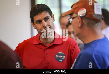 Davenport, Iowa, USA. 20 agosto 2017. Candidato Gubernatorial Nate Boulton parla con i democratici alla Duck Creek Lodge a Davenport Domenica, 20 agosto 2017. Scott County Democrats hanno tenuto il loro picnic estivo con quattro candidati per il governatore dello Iowa di presenze. Credito: Andy Abeyta, Quad-City volte/Quad-City volte/ZUMA filo/Alamy Live News Foto Stock