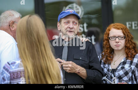 East Moline, Iowa, USA. 21 Ago, 2017. Dennis Appleby, padre di Trudy Appleby, uniti da sua figlia Brandi imbiancati, 18, parla con gli ospiti prima di una veglia presso la prima chiesa battista a East Moline Lunedì, Agosto 21, 2017. Trudy Appleby di Moline è scomparso il 21 agosto 1996 quando aveva appena 11 anni. Dopo 21 anni che lei non è ancora stata trovata ma le nuove informazioni è stato rilasciato dalla polizia, denominazione William ''de'' Smith come eventualmente l'ultima persona a vedere Trudy e una persona di interesse. Credito: Andy Abeyta, Quad-City volte/Quad-City volte/ZUMA filo/Alamy Live News Foto Stock