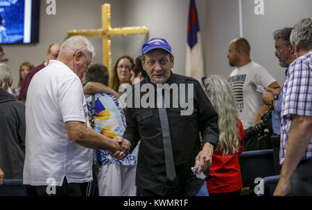 East Moline, Iowa, USA. 21 Ago, 2017. Dennis Appleby, padre di Trudy Appleby, scuote le mani con gli ospiti dopo una veglia per sua figlia in prima chiesa battista a East Moline Lunedì, Agosto 21, 2017. Trudy Appleby di Moline è scomparso il 21 agosto 1996 quando aveva appena 11 anni. Dopo 21 anni che lei non è ancora stata trovata ma le nuove informazioni è stato rilasciato dalla polizia, denominazione William ''de'' Smith come eventualmente l'ultima persona a vedere Trudy e una persona di interesse. Credito: Andy Abeyta, Quad-City volte/Quad-City volte/ZUMA filo/Alamy Live News Foto Stock