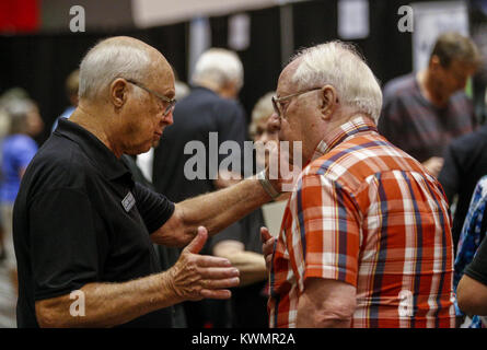 Davenport, Iowa, USA. 25 Ago, 2016. Dave Zuidema di Morrison parla con Villaggio Ridgecrest Ambasciatore Jerry Fuller durante il Senior Health & Lifestyle fiera presso la Rhythm City Casino Resort a Davenport Giovedì 25 Agosto, 2016. Credito: Andy Abeyta/Quad-City volte/ZUMA filo/Alamy Live News Foto Stock