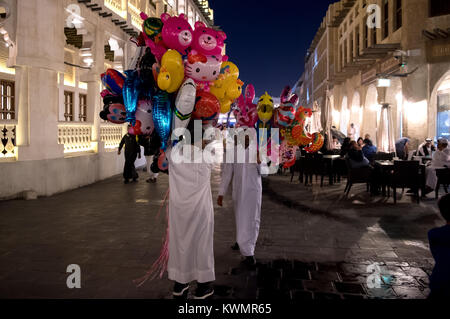 Doha in Qatar. 4 gennaio, 2018. I concessionari vende palloncini in un mercato (Souq Waqif) a Doha, in Qatar, 4 gennaio 2018. Tra il 2 gennaio e il 7 gennaio 2018, il team del Bayern Monaco sarà la preparazione per la stagione rimanente in un campo di addestramento in Qatar. Credito: Sven Hoppe/dpa/Alamy Live News Foto Stock