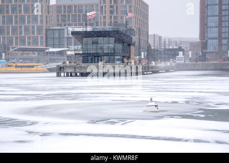 Washington, Stati Uniti d'America. 04 gen 2017. La Wharf Dockmaster edificio sul lungomare sud-ovest in DC di Washington sorge su un molo circondato dal ghiaccio-riempito Fiume Potomac. Temperature di congelamento e di alta venti hanno conservato molti lavoratori e i residenti locali dentro e fuori del tempo inclemente. Foto scattata vicino a Hains punto su Gennaio 4, 2018 intorno a 11 am. Credito: Angela Drake/Alamy Live News Foto Stock