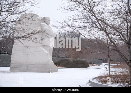 Washington, Stati Uniti d'America. 04 gen 2017. Il Martin Luther King Junior Memorial a Washington DC si staglia contro una lavata-out cielo d'inverno. Neve deviati fornisce il contrasto del bianco per la pallida statua di pietra. I turisti non sono in vista anche se Orme nella neve rivelano la presenza di turisti disposti a sfidare il 'bombogenesis' nonostante gli avvertimenti di basse temperature e alta venti. Credito: Angela Drake/Alamy Live News Foto Stock