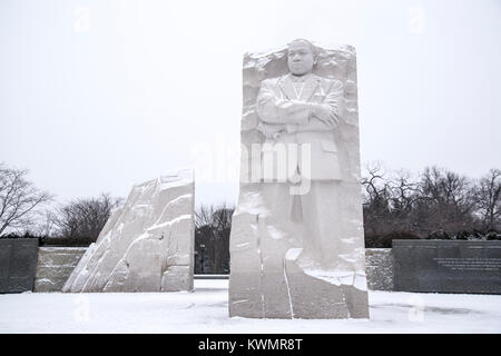 Washington, Stati Uniti d'America. 04 gen 2017. Il Martin Luther King Junior Memorial a Washington DC si staglia contro una lavata-out cielo d'inverno. Neve deviati fornisce il contrasto del bianco per la pallida statua di pietra. I turisti non sono in vista anche se Orme nella neve rivelano la presenza di turisti disposti a sfidare il 'bombogenesis' nonostante gli avvertimenti di basse temperature e alta venti. Credito: Angela Drake/Alamy Live News Foto Stock