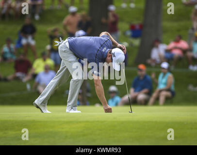 Silvis, Iowa, USA. 16 Luglio, 2017. Lettore di PGA Zach Johnson pone la propria sfera di putt al diciassettesimo verde durante il round finale azione della John Deere Classic a TPC Deere Run in Silvis Domenica, 16 luglio 2017. Credito: Andy Abeyta, Quad-City volte/Quad-City volte/ZUMA filo/Alamy Live News Foto Stock