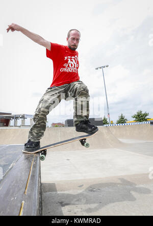 Davenport, Iowa, USA. 1 agosto, 2016. Giacomo Antonio di Youngsville, PA cavalca un nosegrind su una scatola guida alla Davenport Skatepark lunedì 1 agosto 2016. Credito: Andy Abeyta/Quad-City volte/ZUMA filo/Alamy Live News Foto Stock