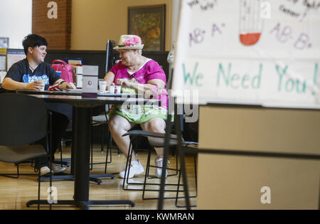 Davenport, Iowa, USA. 17 Ago, 2016. Hannah Witt, 18, di Eldridge, sinistro e la nonna JoAnne Ragland Bettendorf di sedersi e godersi spuntini e succo insieme dopo la donazione del sangue al Davenport centro di donazione Mercoledì 17 Agosto, 2016. I primi due hanno donato insieme ad una chiesa lungo la strada da Witt's residence due anni fa e sono tornato oggi insieme a donare. Il centro è attualmente in stato di bisogno di più sangue per inviare alla luce della recente catastrofe naturale in Louisiana. Credito: Andy Abeyta/Quad-City volte/ZUMA filo/Alamy Live News Foto Stock