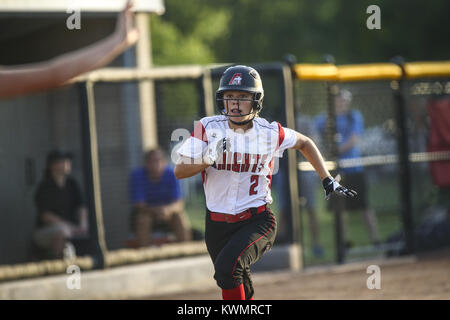 Davenport, Iowa, USA. 10 Luglio, 2017. Assunzione di Olivia Wardlow (2) corre a casa durante il loro 3A softball regionale finale al San Vincenzo Centro in Davenport Lunedì, 10 luglio 2017. Assunzione sconfitto West Liberty 10-0 per passare allo stato torneo. Credito: Andy Abeyta, Quad-City volte/Quad-City volte/ZUMA filo/Alamy Live News Foto Stock