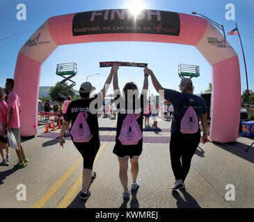 Moline, Iowa, USA. Decimo Giugno, 2017. Theresa Severtsgaard, Cindy Lundeen e Brooke Marrs tutti di East Moline, attraversare la linea del traguardo mano nella mano, Sabato, 10 giugno 2017, durante la gara per la cura di Moline. Credito: John Schultz/Quad-City volte/ZUMA filo/Alamy Live News Foto Stock