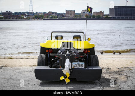 Davenport, Iowa, USA. 3 Sep, 2016. Gary Sloat anfibio della Volkswagen è visto parcheggiata e pronta per la crociera presso la strada principale di lancio in barca a Davenport sabato 3 settembre, 2016. Sloat costruito la Volkswagen bug kit car nel suo garage come un progetto personale di sfida se stesso. Il veicolo è street legal e arriva fino a circa 5 miglia per ora quando viene utilizzato come una barca. Credito: Andy Abeyta/Quad-City volte/ZUMA filo/Alamy Live News Foto Stock