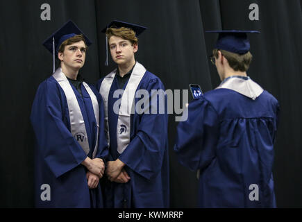 Moline, Iowa, USA. 28 Maggio, 2017. I laureati Joe Clifton, sinistra e Joey Dwyer, destra posano per una foto insieme dietro le quinte prima che la cinquantaseiesima annuale di Pleasant Valley Community High School inizio cerimonia presso il Centro iWireless di Moline, domenica 28 maggio, 2017. Credito: Andy Abeyta, Quad-City volte/Quad-City volte/ZUMA filo/Alamy Live News Foto Stock