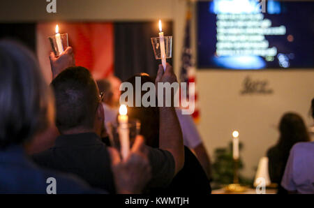 East Moline, Iowa, USA. 21 Ago, 2017. Le candele sono tenuti come si sono riuniti i membri della comunità di cantare insieme durante una veglia presso la prima chiesa battista a East Moline Lunedì, Agosto 21, 2017. Trudy Appleby di Moline è scomparso il 21 agosto 1996 quando aveva appena 11 anni. Dopo 21 anni che lei non è ancora stata trovata ma le nuove informazioni è stato rilasciato dalla polizia, denominazione William ''de'' Smith come eventualmente l'ultima persona a vedere Trudy e una persona di interesse. Credito: Andy Abeyta, Quad-City volte/Quad-City volte/ZUMA filo/Alamy Live News Foto Stock