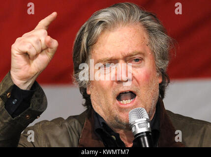 FILE: Foto scattata Fairhope, Alabama, Stati Uniti d'America. 5 Dic, 2017. Steve Bannon, presidente esecutivo di Breitbart News ed ex capo stratega PER GLI STATI UNITI Presidente Donald Trump, parla di una campagna di rally per il repubblicano U.S. Senato candidato giudice Roy Moore il 5 dicembre 2017 a Querce Agriturismo cava in Fairhope, Alabama. Il 3 gennaio 2018, U.S. Presidente Donald Trump minacciato Bannon con azioni legali, dicendo Bannon aveva "perso la sua mente dopo essere stato licenziato dalla Casa Bianca. Credito: Paul Hennessy/Alamy Live News Foto Stock