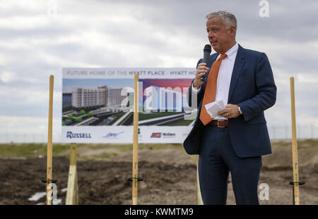 East Moline, Iowa, USA. Xx Apr, 2017. Presidente e Amministratore Delegato di Russell Costruzione, Jim Russell, parla al rivoluzionario dell'Hyatt Place e Hyatt House sito in costruzione in fabbrica East Moline giovedì, 20 aprile 2017. Grande Fiume lo sviluppo immobiliare detenuto una rottura di massa cerimonia per l'Hyatt Place e Hyatt House dual branded hotel. La posizione è il sito di un ex Case New Holland sito della mietitrebbia. Il $40 milioni hotel è parte di 80 milioni di dollari in sviluppo previsto su 132 acri nel prossimo decennio. (Credito Immagine: © Andy Abeyta, Quad-City volte/Quad-City volte via ZUMA Wir Foto Stock