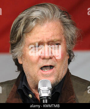 FILE: Foto scattata Fairhope, Alabama, Stati Uniti d'America. 5 Dic, 2017. Steve Bannon, presidente esecutivo di Breitbart News ed ex capo stratega PER GLI STATI UNITI Presidente Donald Trump, parla di una campagna di rally per il repubblicano U.S. Senato candidato giudice Roy Moore il 5 dicembre 2017 a Querce Agriturismo cava in Fairhope, Alabama. Il 3 gennaio 2018, U.S. Presidente Donald Trump minacciato Bannon con azioni legali, dicendo Bannon aveva "perso la sua mente dopo essere stato licenziato dalla Casa Bianca. Credito: Paul Hennessy/Alamy Live News Foto Stock