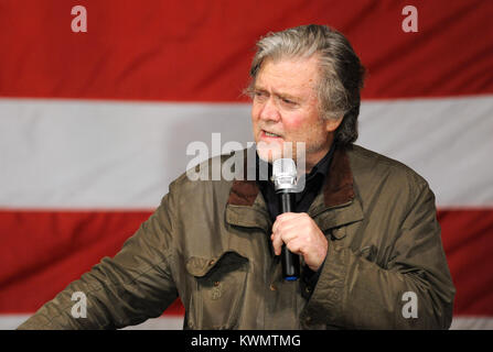 FILE: Foto scattata Fairhope, Alabama, Stati Uniti d'America. 5 Dic, 2017. Steve Bannon, presidente esecutivo di Breitbart News ed ex capo stratega PER GLI STATI UNITI Presidente Donald Trump, parla di una campagna di rally per il repubblicano U.S. Senato candidato giudice Roy Moore il 5 dicembre 2017 a Querce Agriturismo cava in Fairhope, Alabama. Il 3 gennaio 2018, U.S. Presidente Donald Trump minacciato Bannon con azioni legali, dicendo Bannon aveva "perso la sua mente dopo essere stato licenziato dalla Casa Bianca. Credito: Paul Hennessy/Alamy Live News Foto Stock