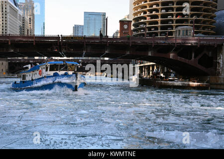 Chicago Illinois, Stati Uniti d'America. 4 gennaio, 2018. Il rimorchiatore James J Versluis lavora per rompere il ghiaccio e mantenere il fiume Chicago dal congelamento su come le temperature nella città di raggiungere una alta di circa 12 gradi Fahrenheit, -11 gradi Celsius, per il decimo giorno consecutivo. Credito: D Valutazione Smith/Alamy Live News Foto Stock