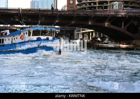 Chicago Illinois, Stati Uniti d'America. 4 gennaio, 2018. Il rimorchiatore James J Versluis lavora per rompere il ghiaccio e mantenere il fiume Chicago dal congelamento su come le temperature nella città di raggiungere una alta di circa 12 gradi Fahrenheit, -11 gradi Celsius, per il decimo giorno consecutivo. Credito: D Valutazione Smith/Alamy Live News Foto Stock