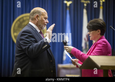 Isola di roccia, Iowa, USA. Il 1 maggio, 2017. Mayor Mike Thoms prende il suo giuramento come recitata dal City Clerk Judith Gilbert nelle camere del Rock Island è il Municipio di lunedì, 1 maggio 2017. Credito: Andy Abeyta, Quad-City volte/Quad-City volte/ZUMA filo/Alamy Live News Foto Stock