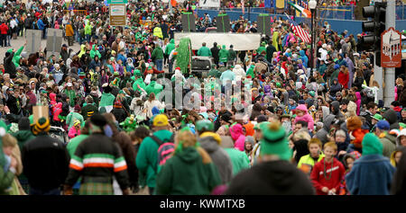 Davenport, Iowa, USA. Xviii Mar, 2017. Una grande folla di salutare la parata come decends off il Centennial Bridge, Sabato, 18 marzo 2017, durante l'annuale bi-membro San Patrizio della società Grand Parade come si muove attraverso le strade di Isola di roccia e Davenport. Credito: John Schultz/Quad-City volte/ZUMA filo/Alamy Live News Foto Stock