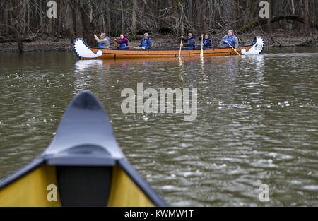 Camanche, Iowa, USA. 29 Mar, 2017. Da sinistra, naturalista Chuck Jacobsen, naturalista Jessica Steines, Ranger del Parco Brad Taylor, Ranger del Parco Ryan valzer, naturalista Jill Schmidt e Coordinatore didattico Mark Roberts pagaiare in canoa insieme sul Schricker Slough vicino a Rock Creek Marina e campeggio in Camanche Mercoledì, 29 marzo 2017. La Contea di Clinton conservazione ha acquisito recentemente due 29-piede kevlar canoe che sarà disponibile al pubblico per noleggi di questa primavera. La canoa è venuto dalla Vancouver, British Columbia in Canada e può contenere fino a un massimo di 14 passeggeri. (Credito Immagine: © Foto Stock