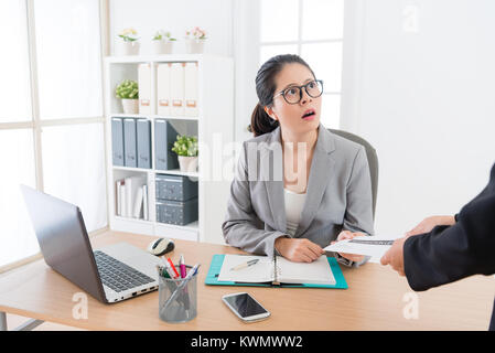 Bellissima ed elegante femmina boss business ha ricevuto la lettera di dimissioni dalla carica lavoratore dipendente sensazione scioccato. Foto Stock