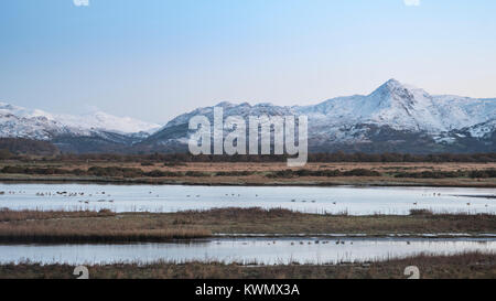 Incantevole paesaggio invernale immagine di Mount Snowdon e altri picchi nel Parco Nazionale di Snowdonia Foto Stock