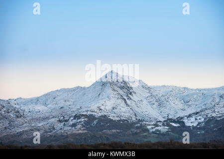 Incantevole paesaggio invernale immagine di Mount Snowdon e altri picchi nel Parco Nazionale di Snowdonia Foto Stock