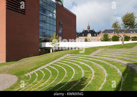 AARHUS, Danimarca - 2016: vista dall'esterno del museo di arte di Aarhus, il museo è stato istituito nel 1859 e l'aggiunta della circolare skyw Foto Stock