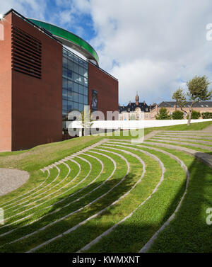 AARHUS, Danimarca - 2016: vista dall'esterno del museo di arte di Aarhus, il museo è stato istituito nel 1859 e l'aggiunta della circolare skyw Foto Stock