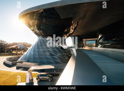 Monaco di Baviera, Germania - 7 Dicembre 2017: BMW i3 auto elettrica in piedi in corrispondenza di una stazione di carica al BMW Welt Il mondo di BWM con esposizioni e museo edifici a Foto Stock