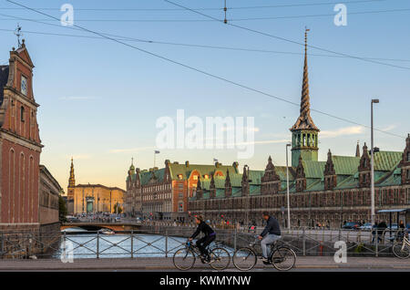 Copenhagen, Danimarca. Settembre 2016. Le persone che attraversano il ponte Holmens in Copenhagen. Foto Stock