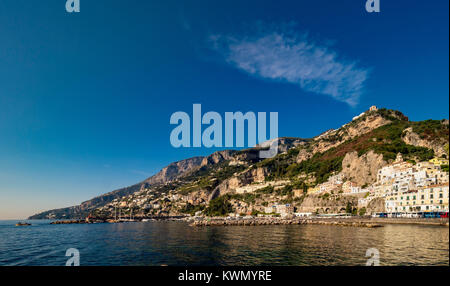 La cittadina sul mare di Amalfi, situato sulla costa sud ovest dell'Italia. Foto Stock